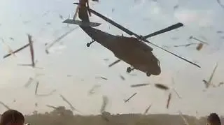Moment startu śmigłowca Black Hawk, chwilę później doszło do zerwania liny.
