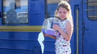 Odessa. Dziewczynka czeka na pociąg do Przemyśla
