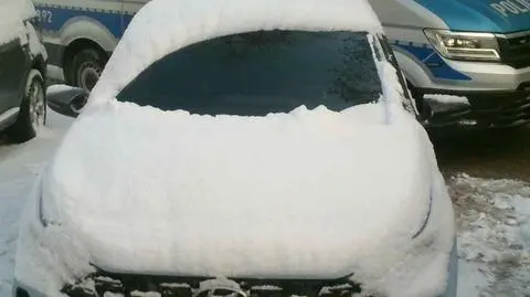 Ruszył w trasę nieodśnieżonym samochodem. Tychy