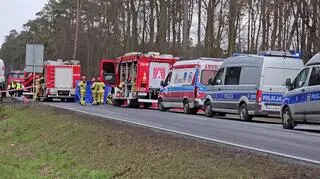 Służby na miejscu wypadku w miejscowości Szczury