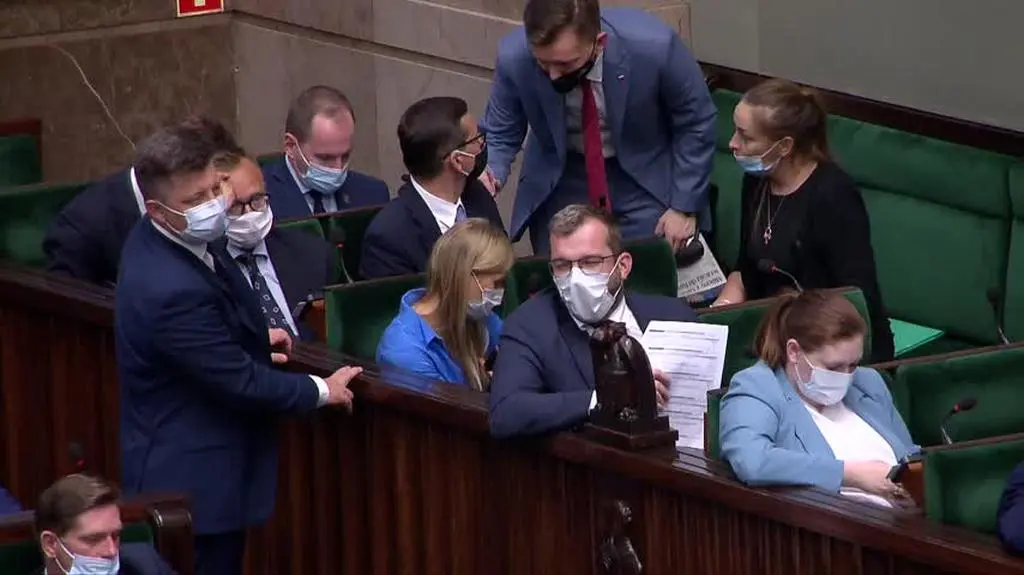 EVS MORAWIECKI GLOSUJE DWA RAZY2