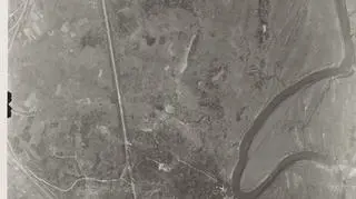 Lotnicze zdjęcie okolic Lasu Katyńskiego wykonane z niemieckiego samolotu rozpoznawczego 13 października 1943 roku