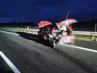 Fiat odbił się od barierek i znalazł z powrotem na prawym pasie 