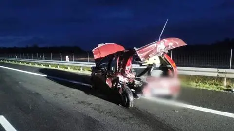 Fiat odbił się od barierek i znalazł z powrotem na prawym pasie 