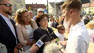 Marszałek Sejmu Elżbieta Witek podczas rozmowy z działaczem Młodej Lewicy