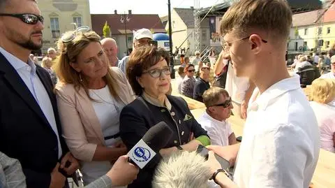 Marszałek Sejmu Elżbieta Witek podczas rozmowy z członkiem społeczności LGBT