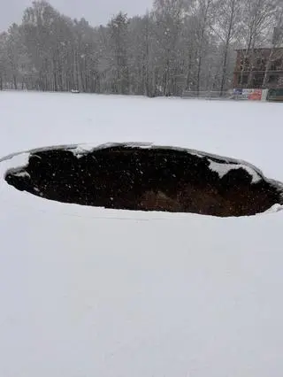 Zapadlisko na stadionie UKS Górnik Siersza