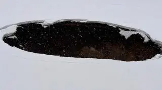 Zapadlisko na stadionie UKS Siersza