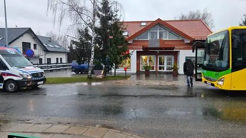 Kobieta wtargnęła na jezdnię pod jadący autobus