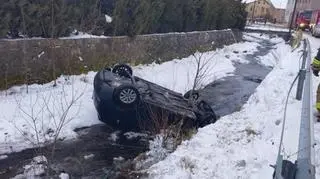 Ukradł auto sprzed sklepu, w trakcie ucieczki wpadł do rzeczki i dachował