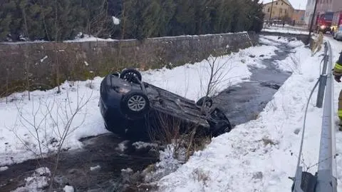 Kradzionym samochodem uciekał przed policją, wpadł do rzeki i dachował
