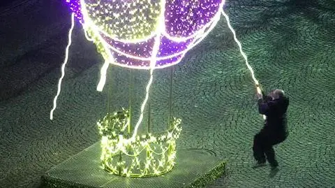 Pijany 31-latek huśtał się na świątecznych ozdobach. Iluminację miasto odpaliło kilka godzin wcześniej
