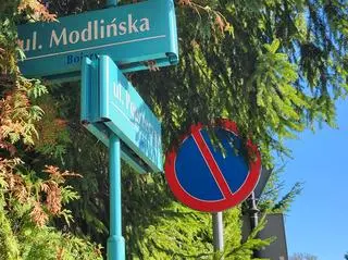 Działka zlokalizowana jest u zbiegu ul. Modlińskiej i Poprzecznej 