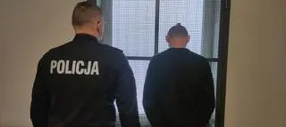 Poszukiwany do odbycia kary odnaleziony na dachu sklepu