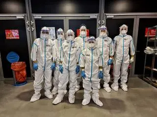 18-letni Kuba i jego koledzy z pracy w szpitalu tymczasowym