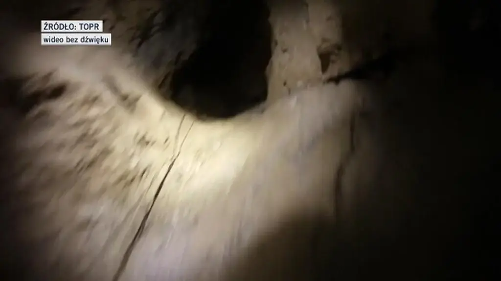 Ratownicy posuwają się do przodu powoli ale wytrwale