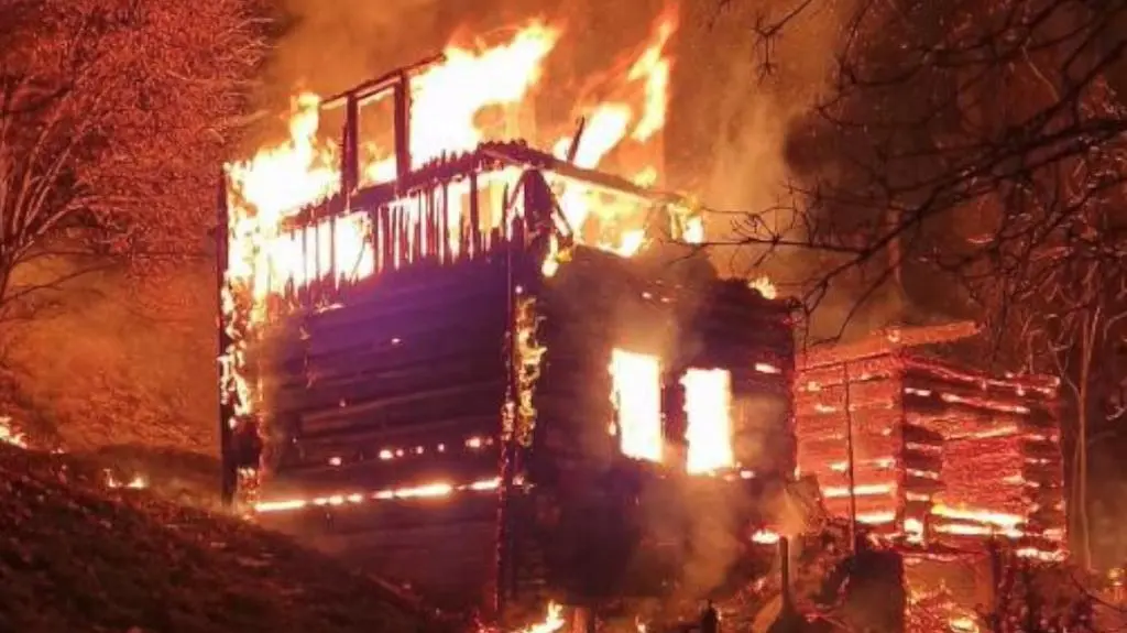 Spłonęło schronisko studenckie "Ustrzyk" w Gorcach