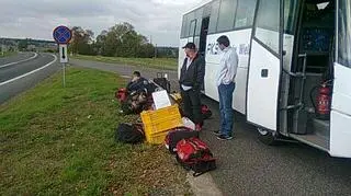 Autokar zepsuł się za Wieluniem