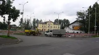 Mieszkańców Psiego Pola czekają kolejne utrudnienia. W związku z budową łącznika komunikacyjnego, pierwszy zjazd na ulicy Bierutowskiej (jadąc od strony Psiego Pola) będzie wyłączony z ruchu. 
