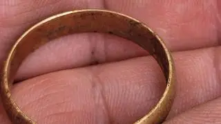 Obrączka znaleziona w lesie po 23 latach od zgubienia