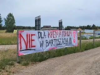 Na jednym z ogrodzeń we wsi wisi taki baner 