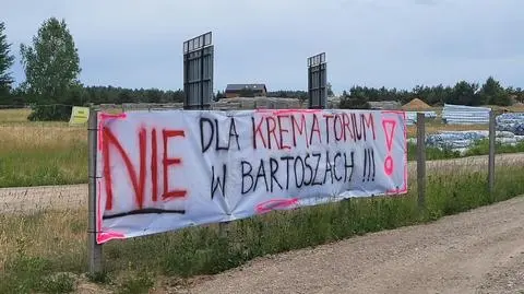 Na jednym z ogrodzeń we wsi wisi taki baner 