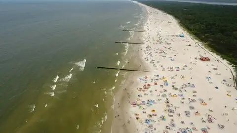 "Jeden sypnął mu piaskiem w oczy, obydwaj zaczęli go kopać". Atak na sprzedawcę na plaży w Łebie