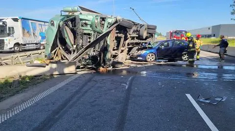 Ciężarówka przewróciła się na osobówkę na A4 przed Wrocławiem