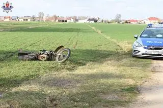 Motocyklista zjechał na pobliskie pole