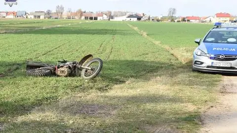 Motocyklista zjechał na pobliskie pole