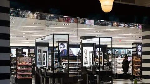 Perfumy pod kluczem. Popularna sieć drogerii walczy ze złodziejami