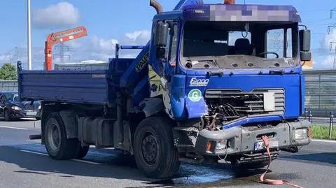 Ciężarówka z uszkodzoną kabiną blokowała S2