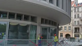Prace trwają również na zewnątrz budynku 