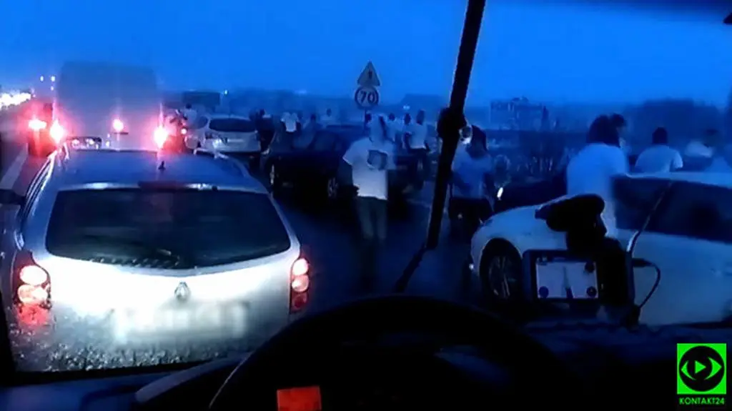 Stanęliśmy na światłach. Z samochodów wybiegli mężczyźni w kominiarkach