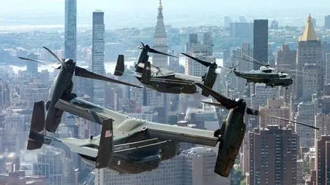 Marine One a za nim eskortujące Ospreye. Trump pokazał film
