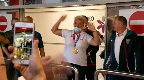 Polscy olimpijczycy wrócili do kraju. Tłum powitał ich na warszawskim lotnisku