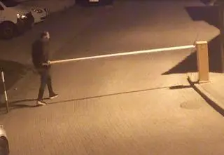 Policja szuka mężczyzny, który uszkodził szlaban