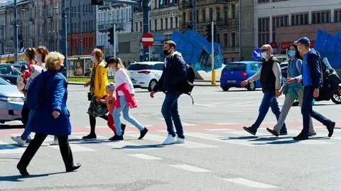 warszawa ludzie maseczki covid shutterstock_1970698889