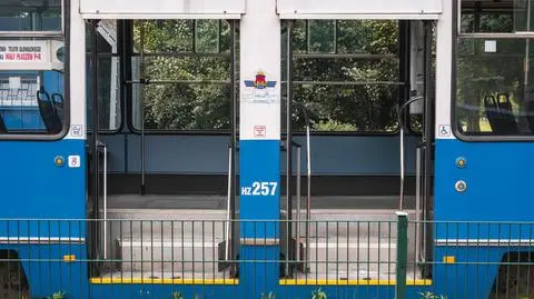 Drzwi tramwaju przytrzasnęły dziecko. Ruch był wstrzymany