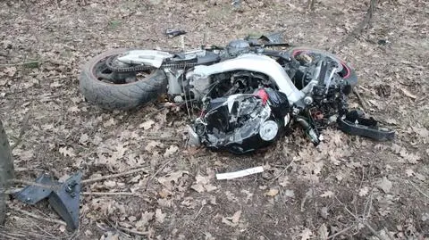 Motocyklista zjechał z drogi i uderzył w drzewo. Nie przeżył