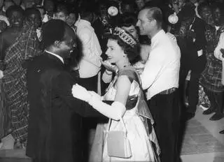Królowa Elżbieta II podczas tańca z prezydentem Ghany (1961 rok)