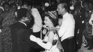Królowa Elżbieta II podczas tańca z prezydentem Ghany (1961 rok)