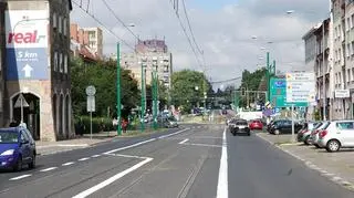 Torowisko oddzielono od ulicy ciągłymi liniami