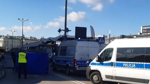 Piesza przechodziła przez przejście, wjechał w nią samochód ciężarowy. Kobieta nie żyje