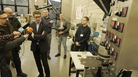 Zbudowali maszynę, która może produkować dachówki ze zużytych butelek i innych odpadów