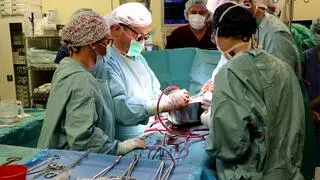 Lekarze z Wrocławia przeszczepili serce 25-latkowi