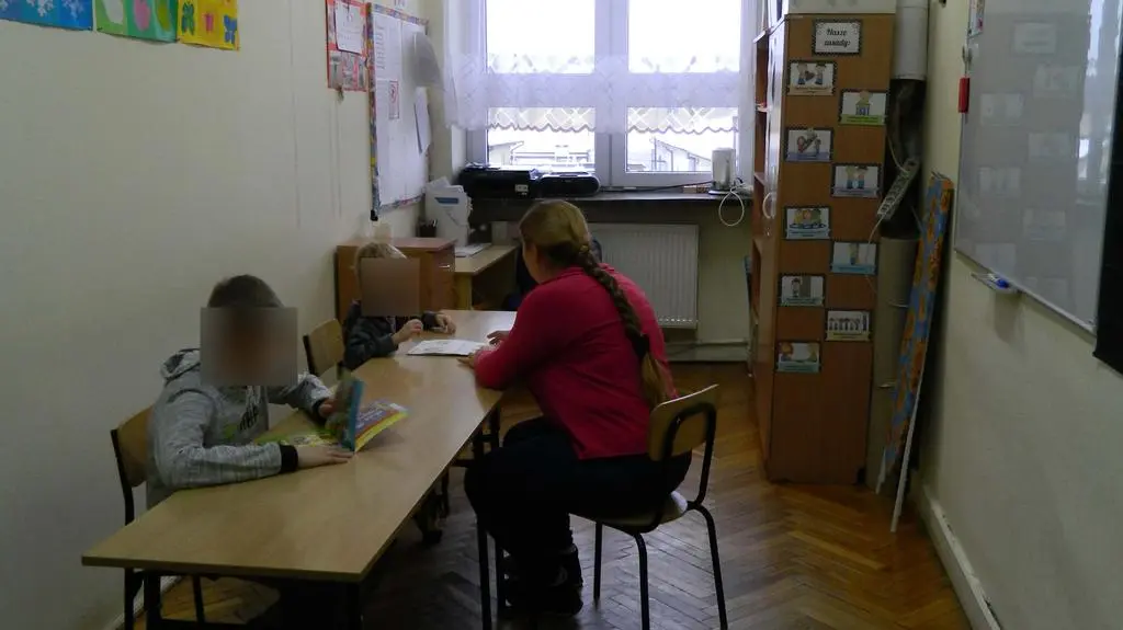 Dzieci uczą się w małych klasach