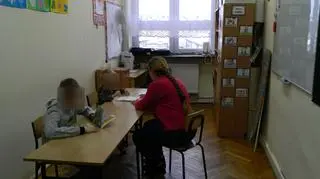Dzieci uczą się w małych klasach
