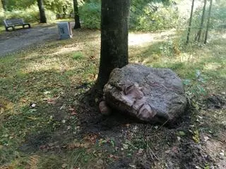 Najnowsza praca artysty wymaga jeszcze doszlifowania. Leży na białostockich Plantach 