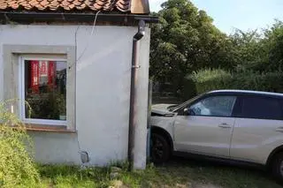 Auto wjechało w dom